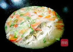 Illustration of how to make tomato crucian carp soup 8