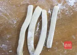 Illustration of how to make cat ear noodles 1