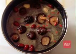 Illustration of how to make mushroom stewed chicken soup 7