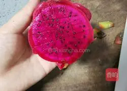 Illustration of how to make dragon fruit milkshake 2
