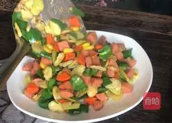 Illustration of how to stir-fry diced ham with colorful vegetables 13