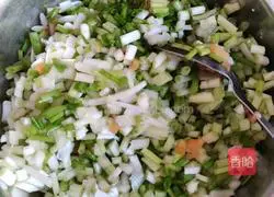 Illustration of how to make pork, chives and mustard mustard pot helmet 6