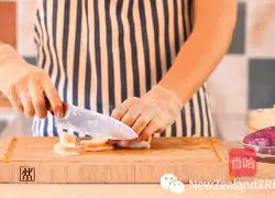 Illustration of how to make purple sweet potato, white fungus and New Zealand fish maw soup 1