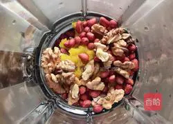 Illustration of how to make pumpkin nut drink 9