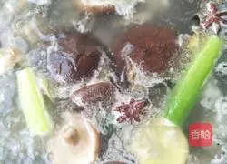 Illustration of how to make pork ribs, corn and yam soup 14