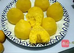 Illustration of how to make mini golden steamed buns 16