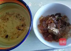 Illustration of how to make peach gum, saponin, rice and white fungus soup 5