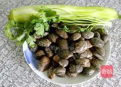 Illustration of how to make loofah and clam soup 1 