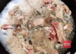 Illustration of how to make chestnut, radish and pork ribs soup (strengthening the spleen and kidneys) 2