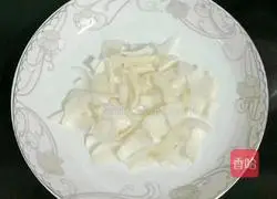 Illustration of how to make apple and white fungus syrup 4