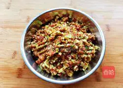 Illustration of how to make steamed dumplings with loofah and meat filling 1