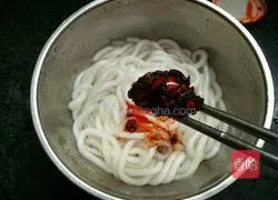 Illustration of how to make QQ noodles with chili sauce 9