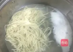 Cook sour for five minutes Illustration of how to make soup and fresh pork noodles 2