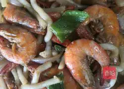 Illustration of how to make salted egg yolk and salt and pepper shrimp noodles 10