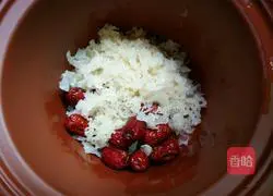 Illustration of how to make red jujube and white fungus soup 5