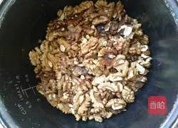 Illustration of how to make caramel walnuts 1