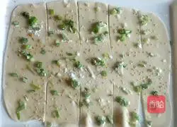 Illustration of how to make scallion pancakes that are crispy on the outside and soft on the inside 7