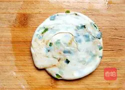 Illustration of how to make dumpling skin scallion pancakes 15