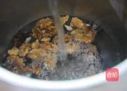 Illustration of how to make black bean and walnut drink 4