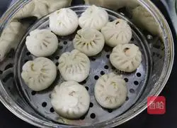 Illustration of how to make pickled cabbage stuffed buns 7