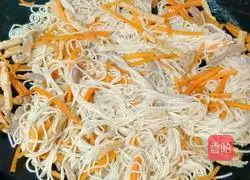 Illustration of how to make noodles with shredded carrot and pork 14