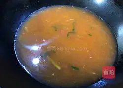 Illustration of how to make shredded pork noodles with tomatoes and garlic moss 11