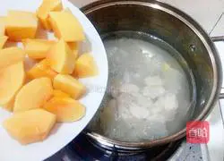 Illustration of how to make horseshoe white fungus, papaya sugar water 6