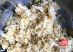 Illustration of how to make steamed pickled cabbage dumplings 1