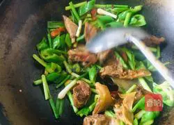Illustration of how to stir-fry cured duck with green pepper and garlic sprouts 7
