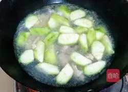 Illustration of how to make loofah meat soup 5