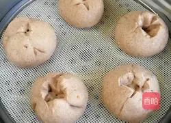 Illustration of how to make whole wheat flowering steamed buns 9