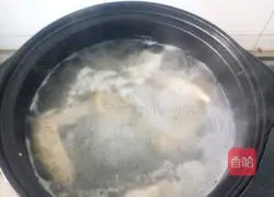 Illustration of how to make chicken soup 3