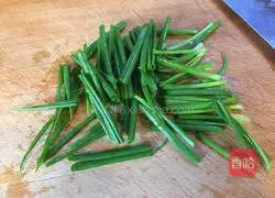 Illustration of how to make noodles with scallion oil 1