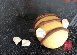 Illustration of how to make little bee steamed buns 7