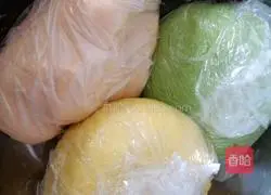 Illustration of how to make colorful spring cakes 1