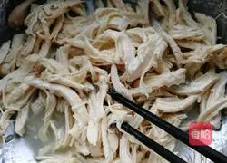 Illustration of how to make summer refreshing lemon juice vegetable shredded chicken 8