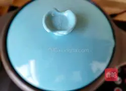 Illustration of how to make shepherd's purse stewed with black bone chicken soup 11