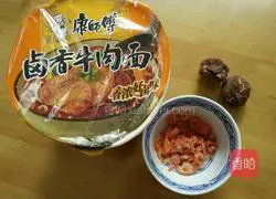 Illustration of how to make mushroom and shrimp noodles 1