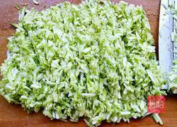 Illustration of how to make zucchini and fungus stuffed dumplings 4