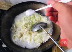 Illustration of how to make sea rice, cabbage and tofu soup 6