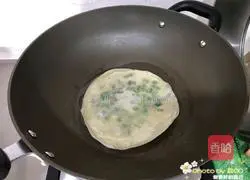 Illustration of how to make scallion pancakes 5