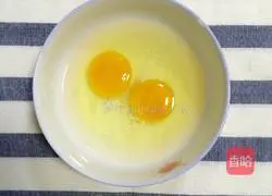 Illustration of how to make golden fried steamed bun slices 3