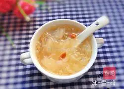 Illustration of how to make rock sugar, snow pear and white fungus soup 1