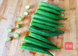 Illustration of how to mix okra with garlic and pepper 2