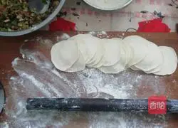 Illustration of how to make steamed dumplings with vegetarian filling 3