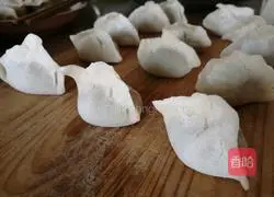 Illustration of how to make beef and celery dumplings 8