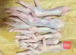 Illustration of how to make spicy pickled chicken feet with double pepper in Sichuan style 1