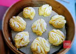 Illustration of how to make two-color flower rolls 24