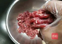 Illustration of how to beat beef soup by hand 6