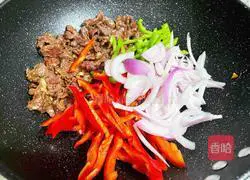 Illustration of how to make beef fried pasta 9